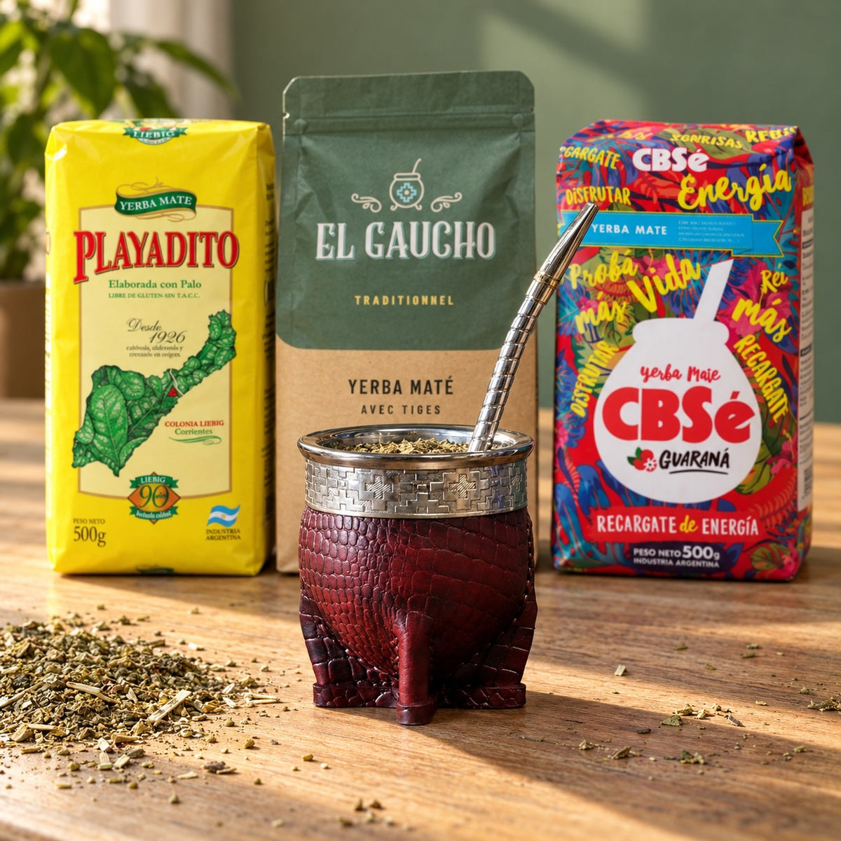 Pack Maté Impérial Deluxe croco bordeaux avec bombilla inox, Playadito, El Gaucho Traditionnel et CBSé Energía Guaraná, mis en scène
