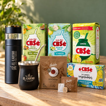 Pack du matero fanatique mis en scène : bouteille infuseur, maté Gaucho inox noir avec bombilla, 3 yerbas CBSé et 2 boîtes de maté cocido
