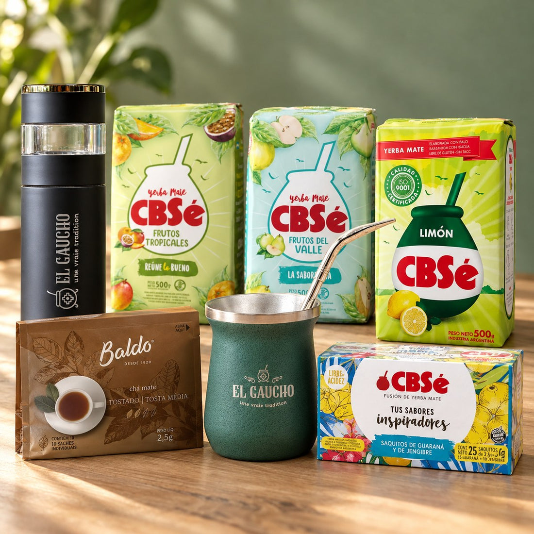 Pack du matero fanatique mis en scène : bouteille infuseur, maté Gaucho inox noir avec bombilla, 3 yerbas CBSé et 2 boîtes de maté cocido