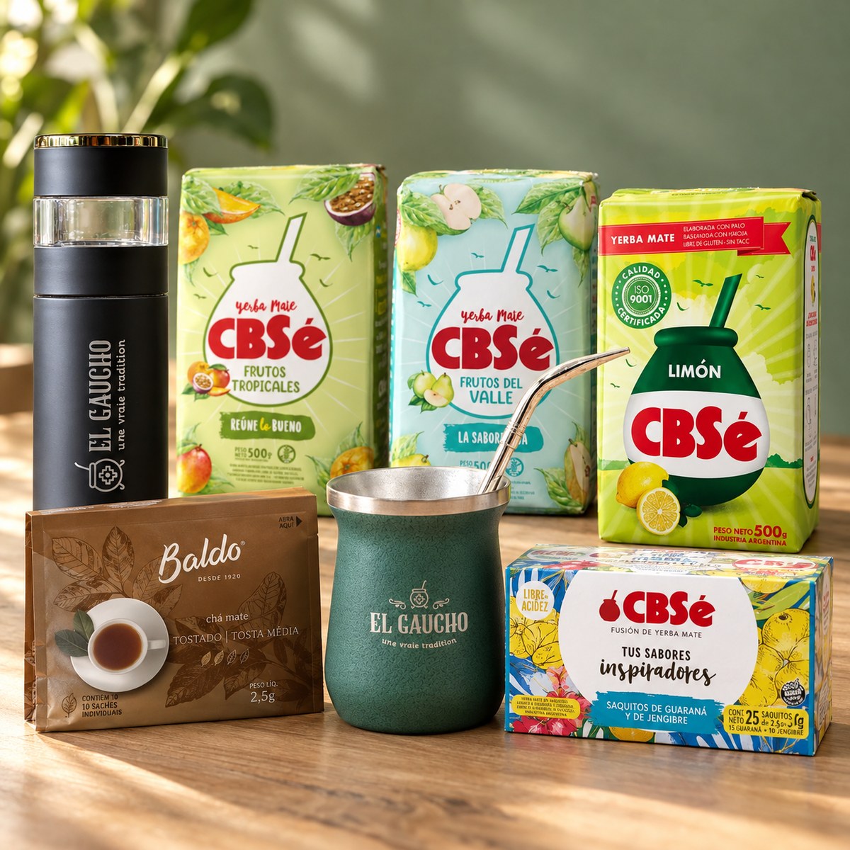 Pack du matero fanatique mis en scène : bouteille infuseur, maté Gaucho inox vert avec bombilla, 3 yerbas CBSé et 2 boîtes de maté cocido