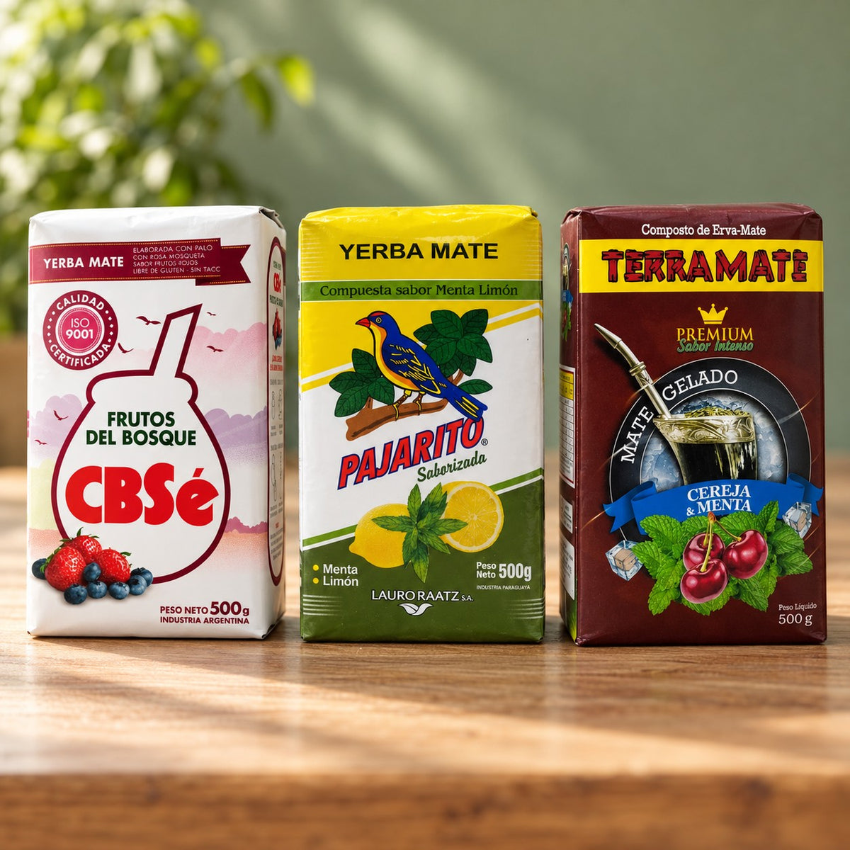 Pack Saveurs d'Amérique du Sud : CBSé Fruits des Bois, Pajarito Menta Limón et TerraMate Cerise-Menthe sur une table en bois