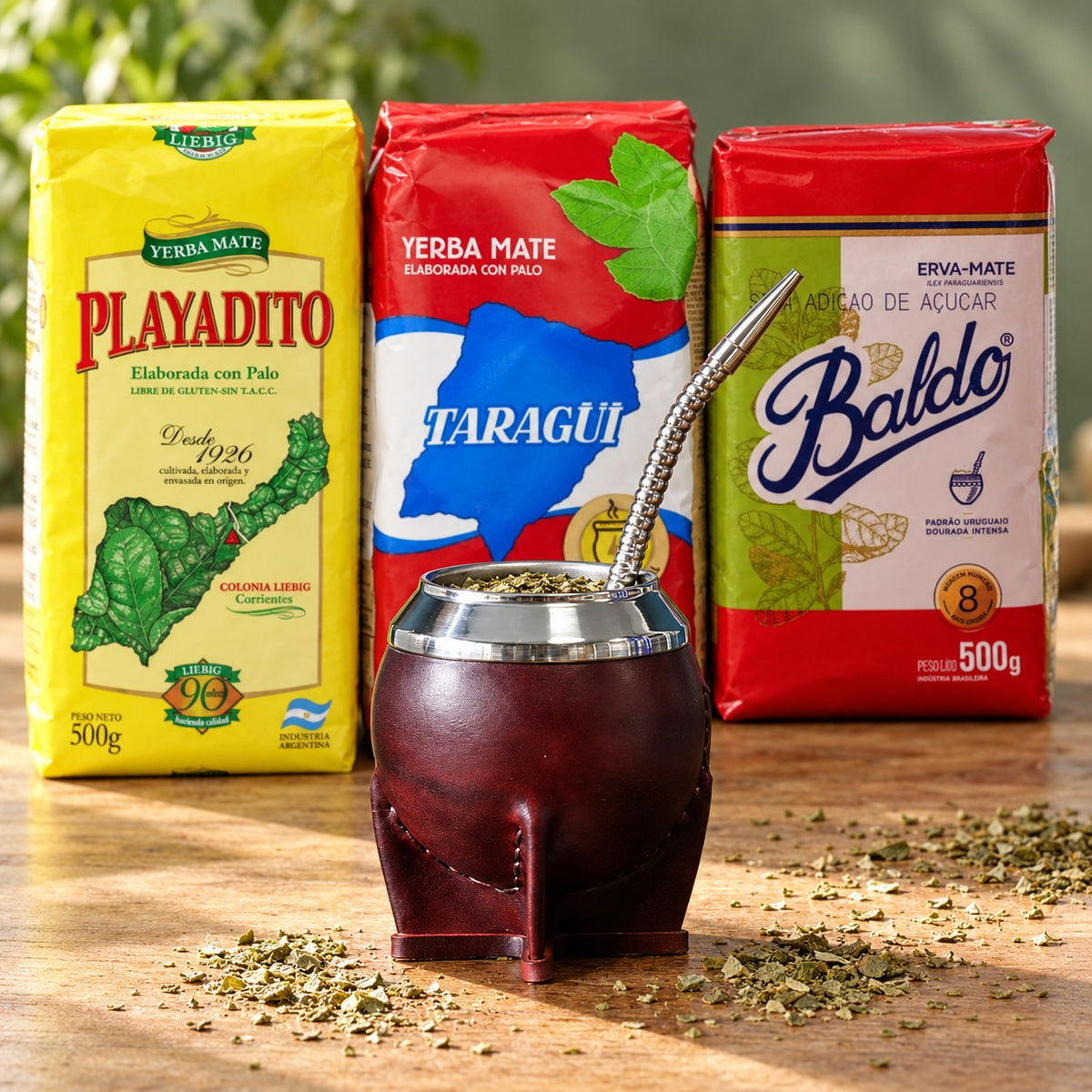 Pack Maté Torpedo Deluxe cuir lisse bordeaux avec bombilla inox et 3 yerbas naturelles (Playadito, Taragüi, Baldo), mis en scène