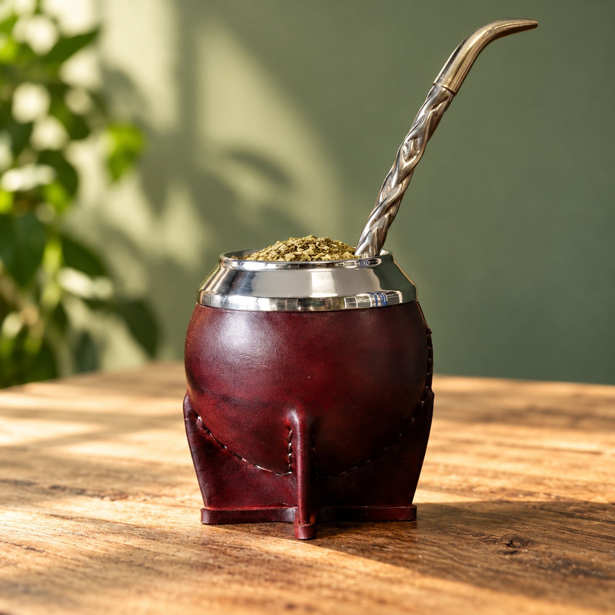 Pack maté Torpedo Deluxe en cuir lisse bordeaux avec le bombillón Pico de Loro en alpaca et bronze, mis en scène