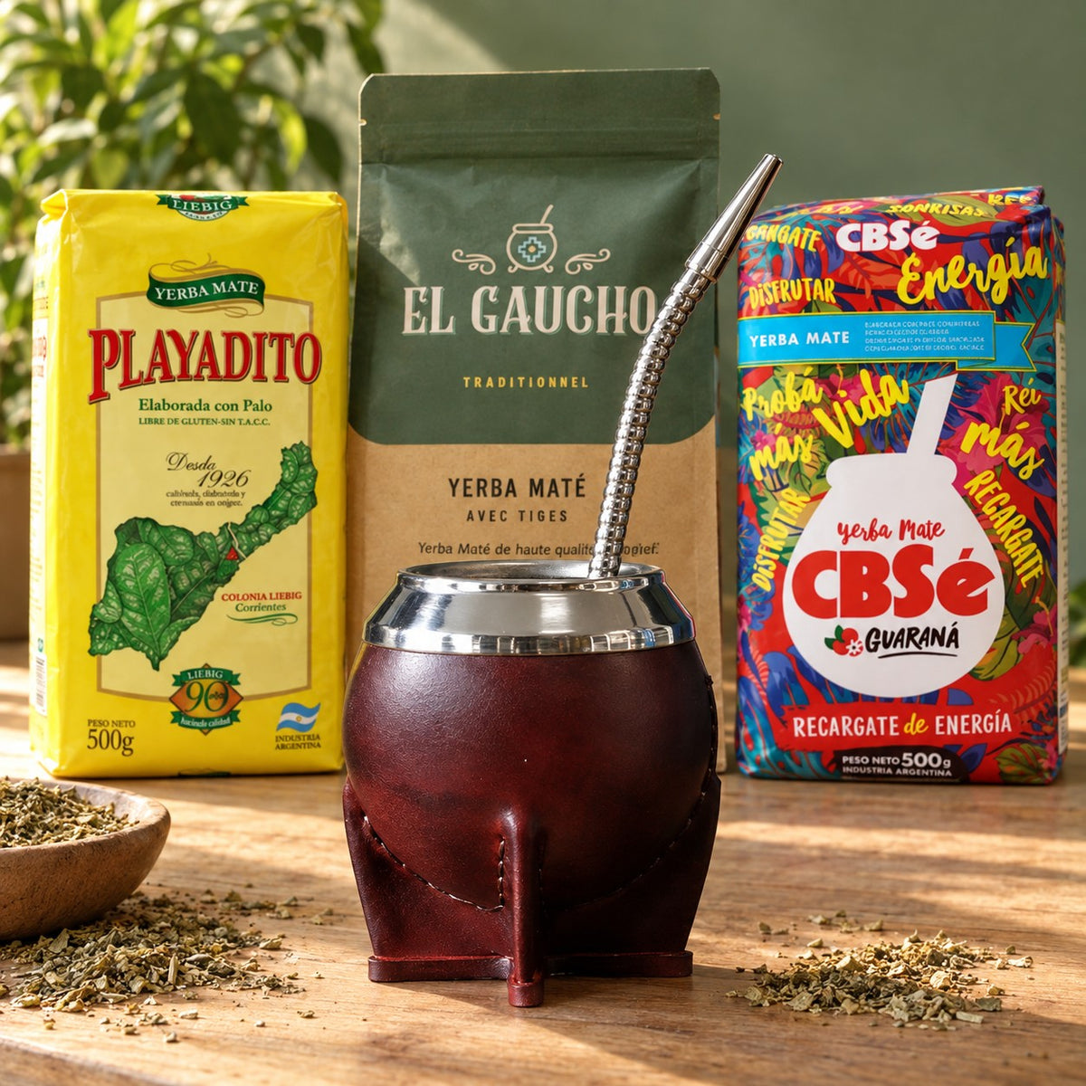 Pack Maté Torpedo Deluxe cuir bordeaux avec bombilla inox, Playadito, El Gaucho Traditionnel et CBSé Energía Guaraná, mis en scène