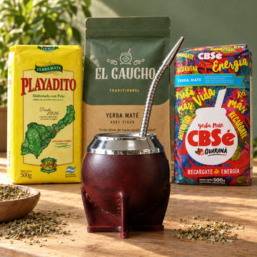 Pack Maté Torpedo Deluxe cuir bordeaux avec bombilla inox, Playadito, El Gaucho Traditionnel et CBSé Energía Guaraná, mis en scène