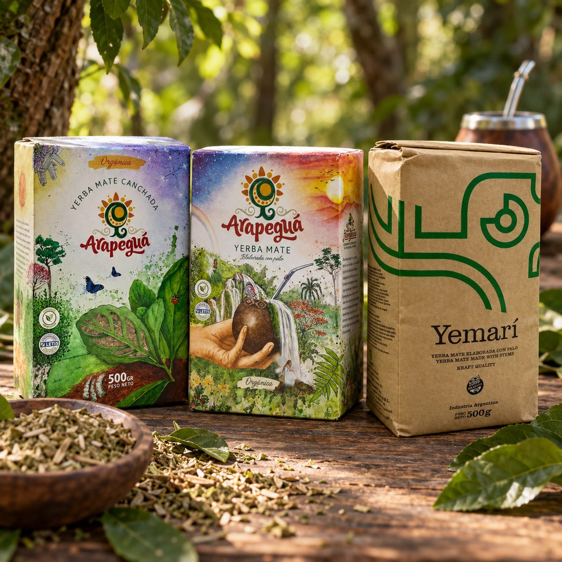 Pack de yerba maté bio et agroécologique : Arapeguá Canchada, Arapeguá Tradicional et Yemarí Nativa sur une table en bois en forêt