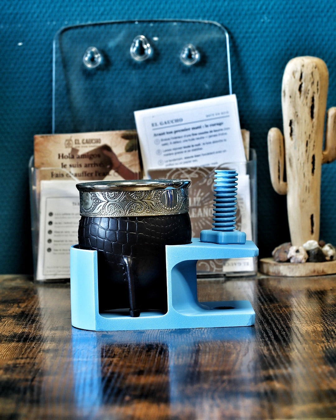 Porte-Maté 3D bleu ciel fixé au bord d'un bureau avec un maté