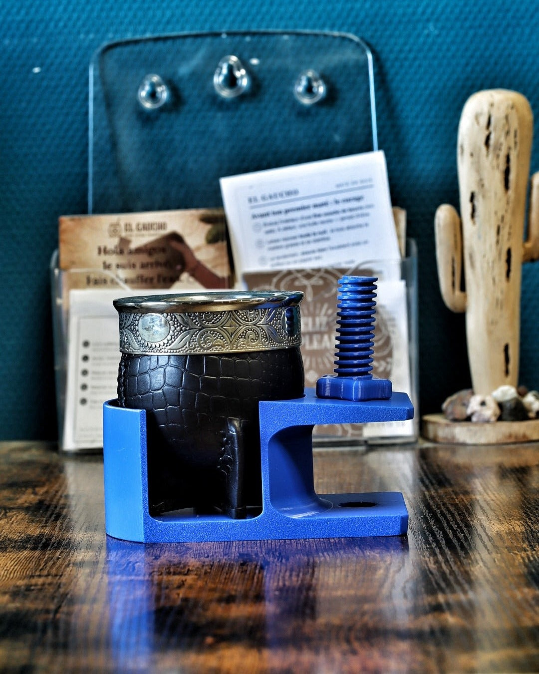 Porte-Maté 3D bleu roi fixé au bord d'un bureau avec un maté
