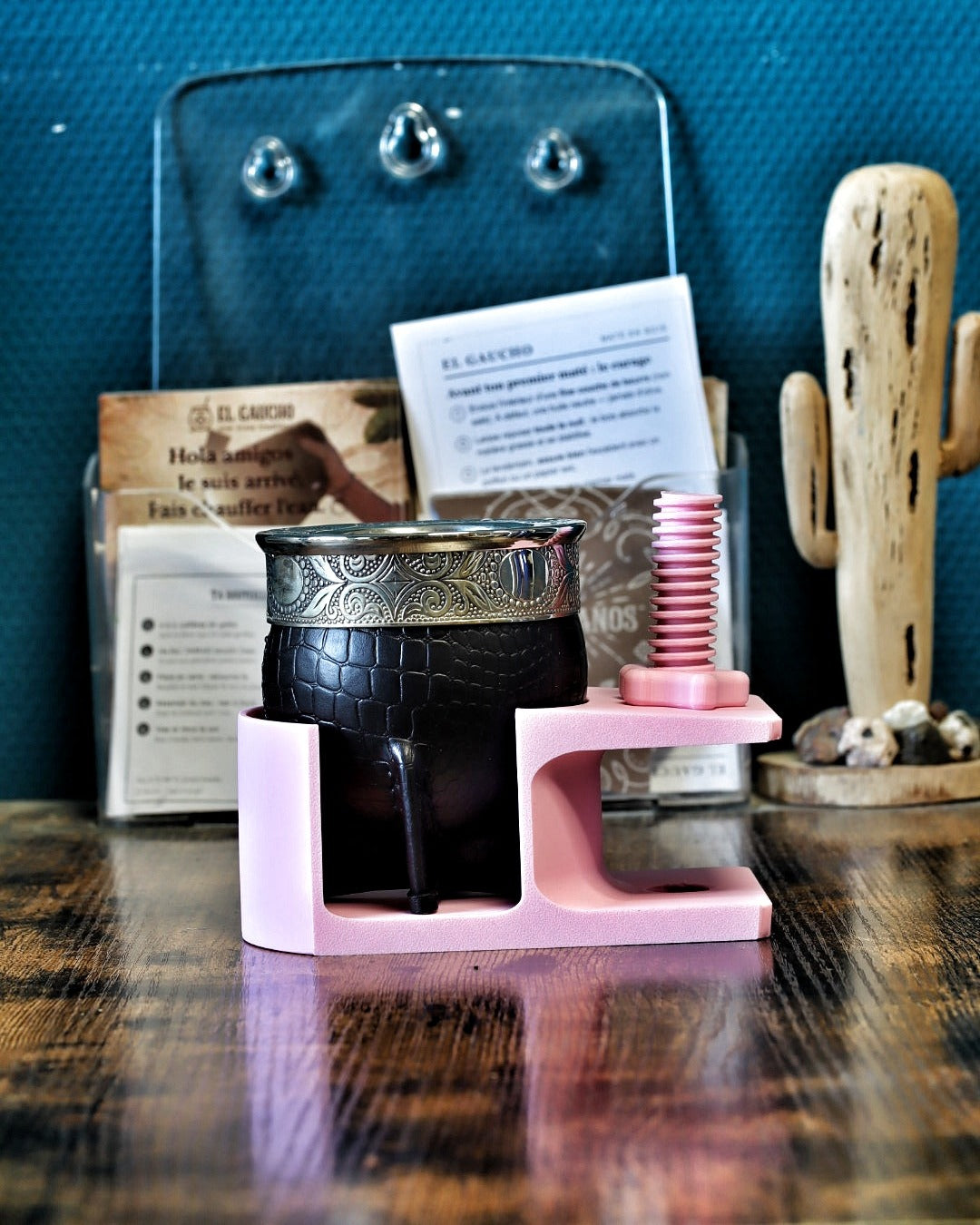 Porte-Maté 3D rose poudré fixé au bord d'un bureau avec un maté