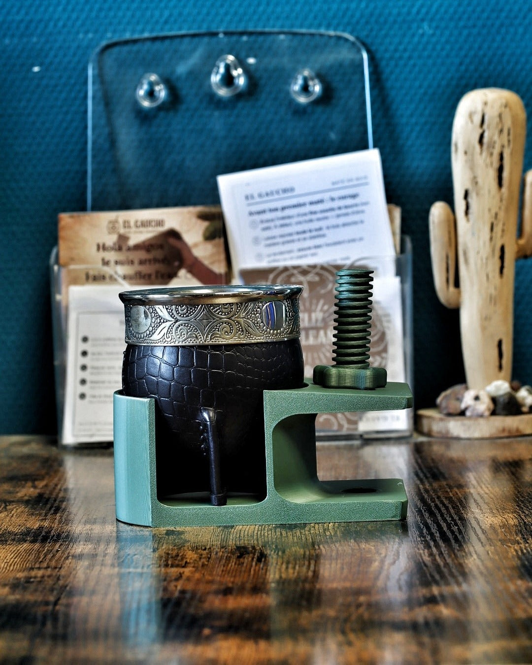 Porte-Maté 3D vert gaucho (vert sauge) fixé au bord d'un bureau avec un maté