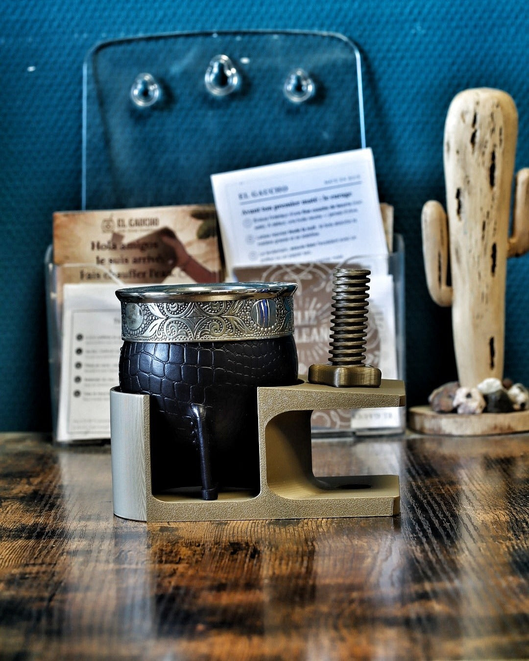 Porte-Maté 3D vert olive fixé au bord d'un bureau avec un maté