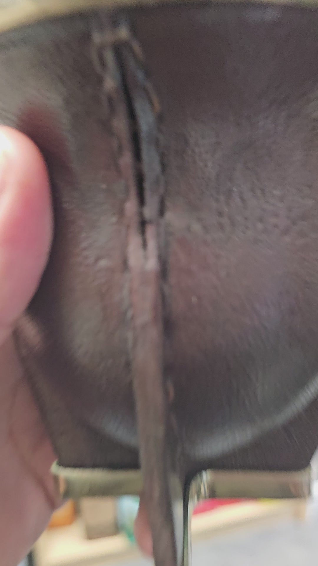 (Vidéo) Gros plan sur la couture du cuir et les finitions alpaca/base.