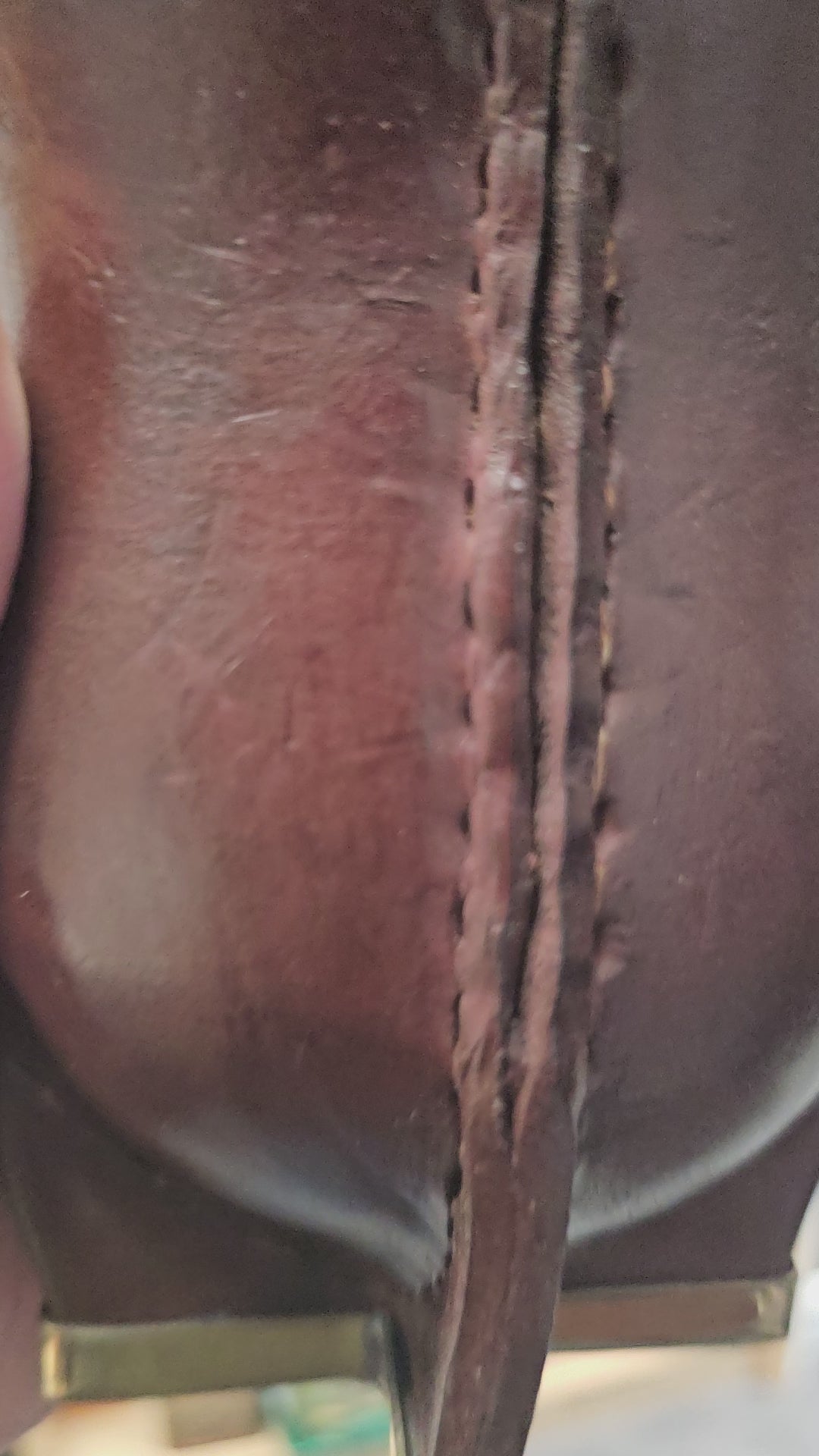 (Vidéo) Gros plan sur la couture du cuir et la finition de la virole.