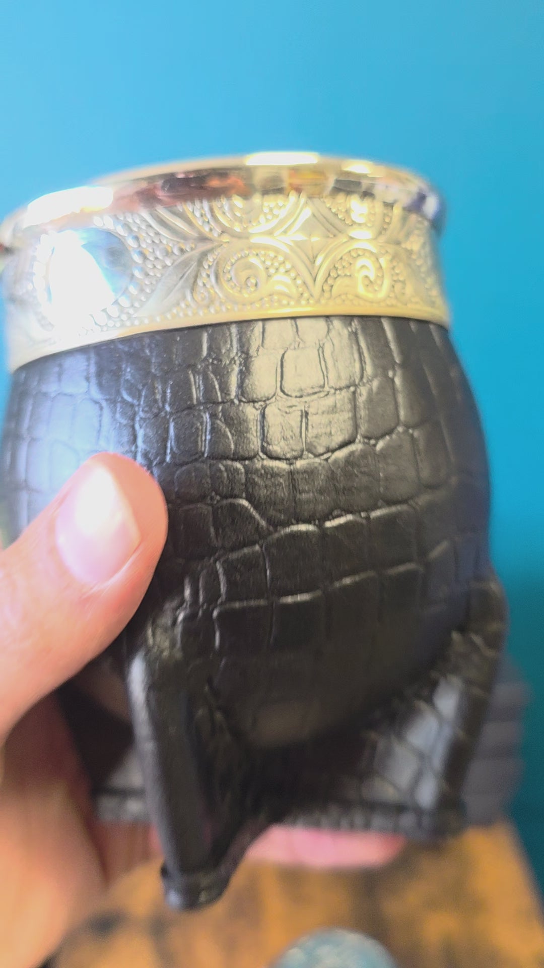 Video du mate imperial en courge cuir croco noir, virole alpaca ciselee motif abstrait