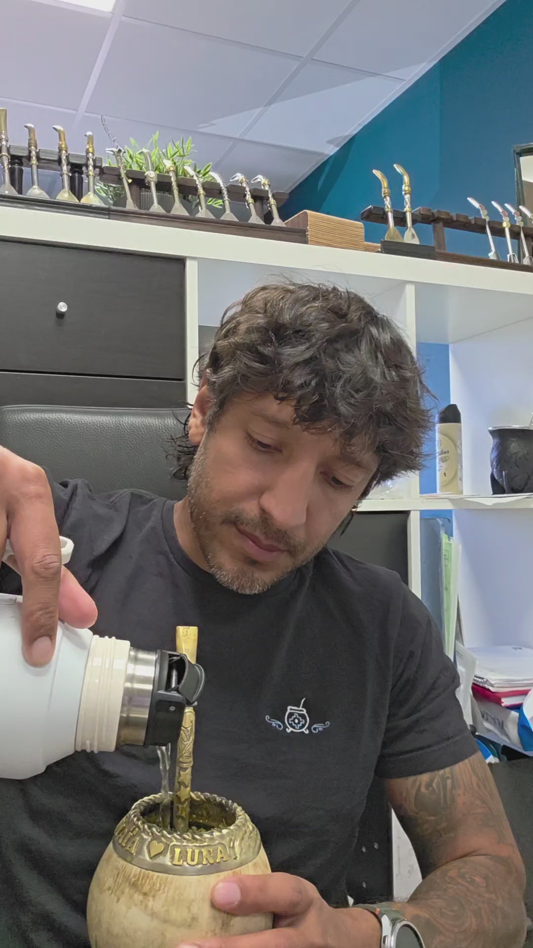 Bouteille infuseur El Gaucho gravée Diego 10, vue en rotation