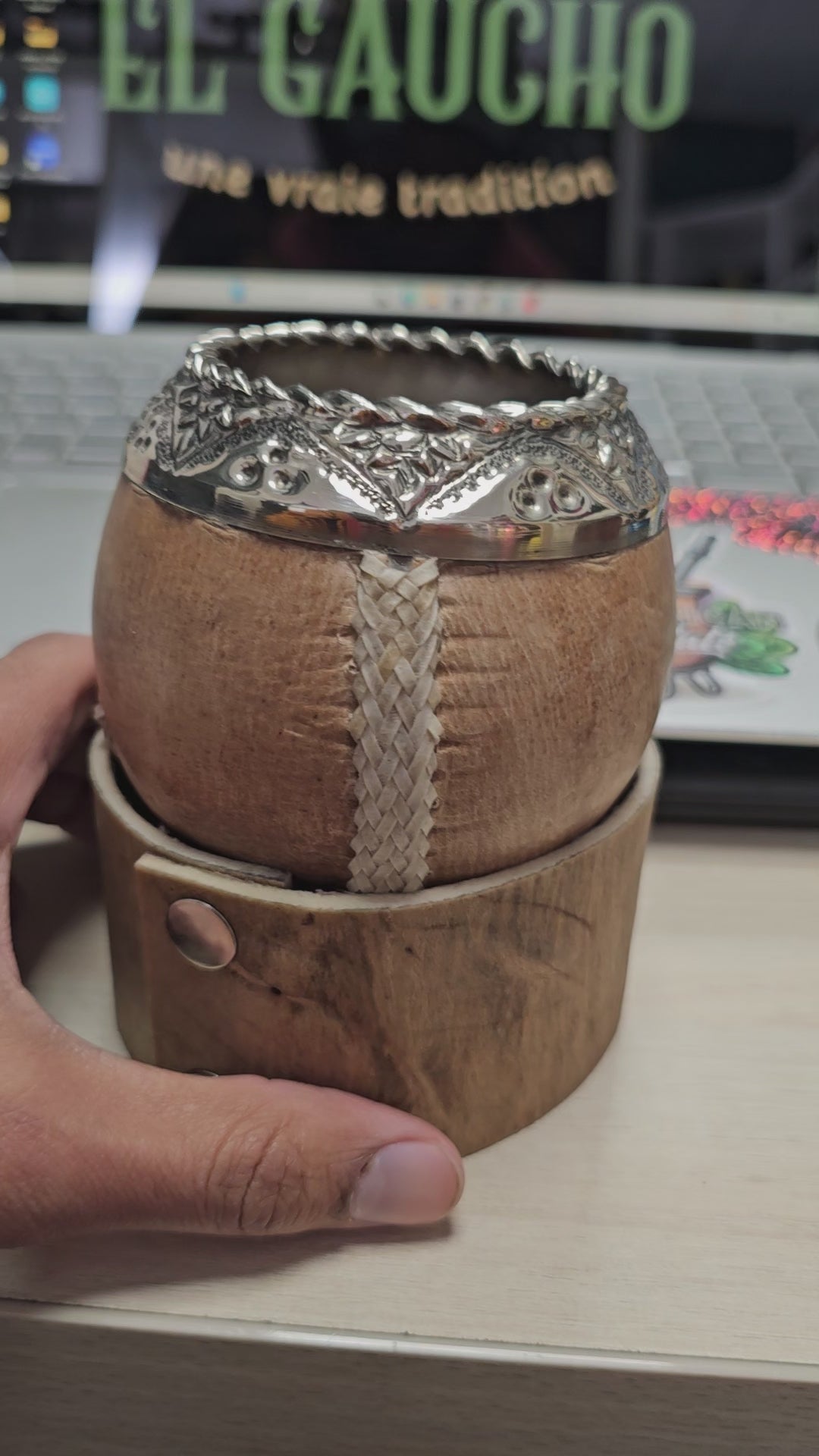 (Vidéo) Détail en main du Torpedo Tiento, finitions alpaca et couture tiento fait a la main