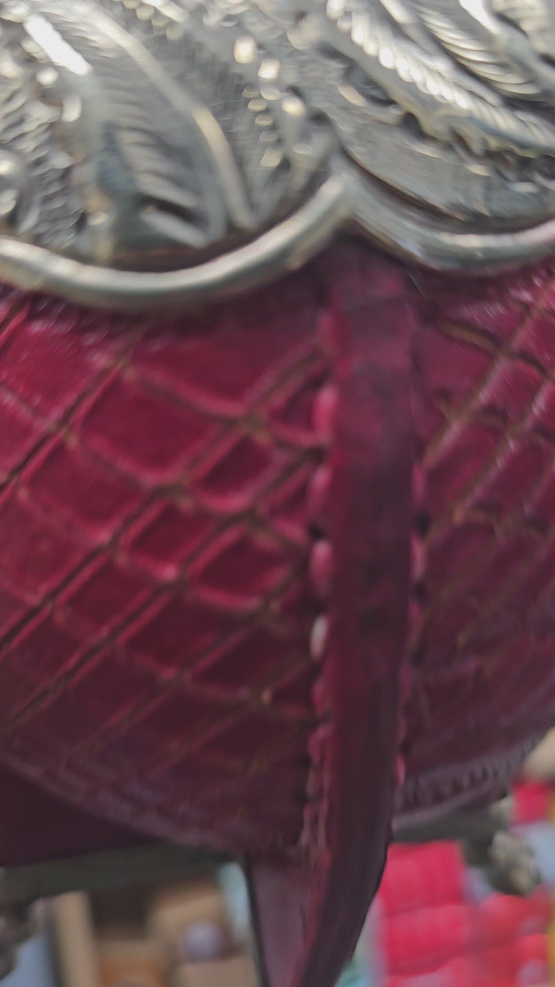 (Vidéo) Gros plan sur la texture du cuir et la virole ajourée.