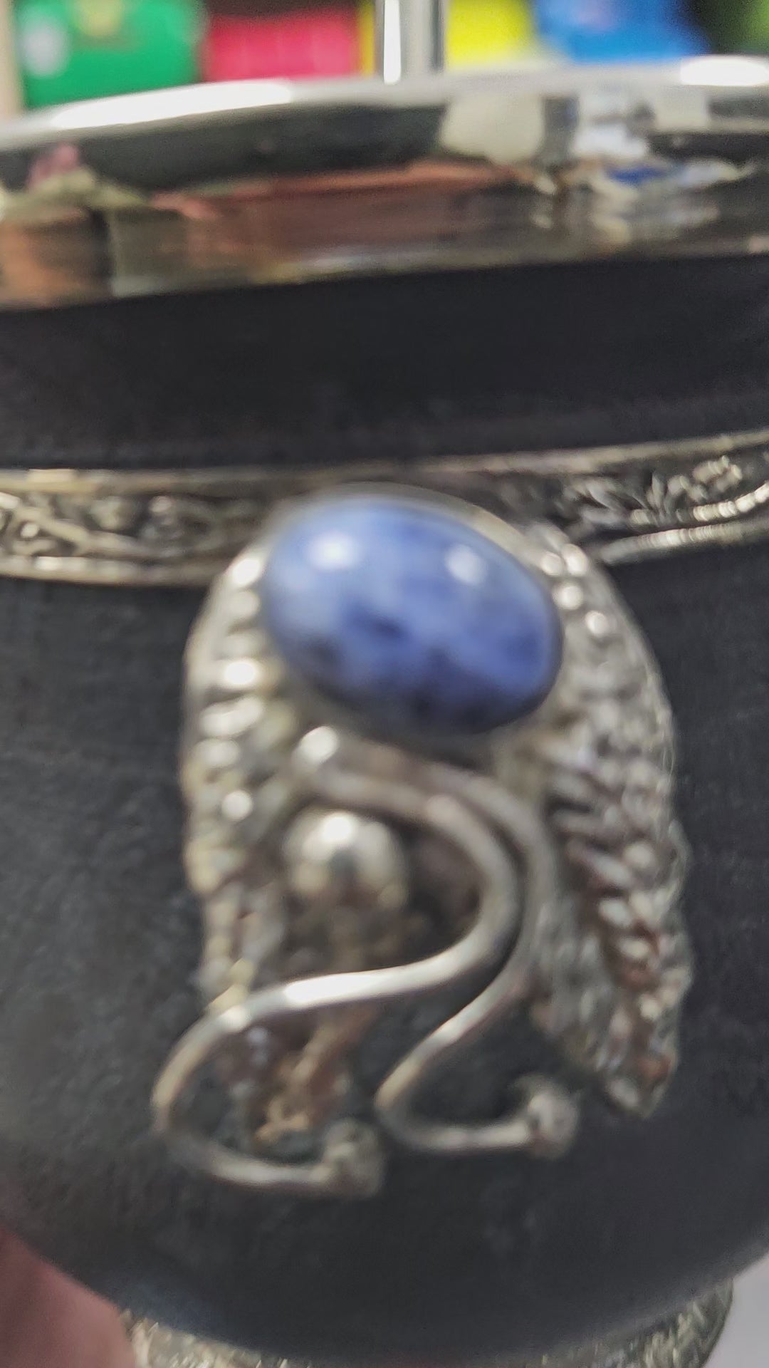 Profil : motif joaillier en alpaca avec cabochon sodalite, bombilla à l’arrière.