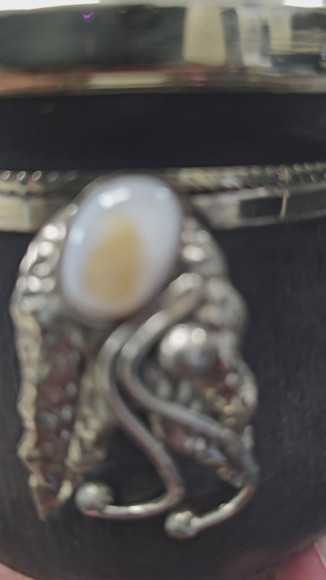 (Vidéo) Gros plan sur la nacre et la virole en alpaca du mate en caroubier.