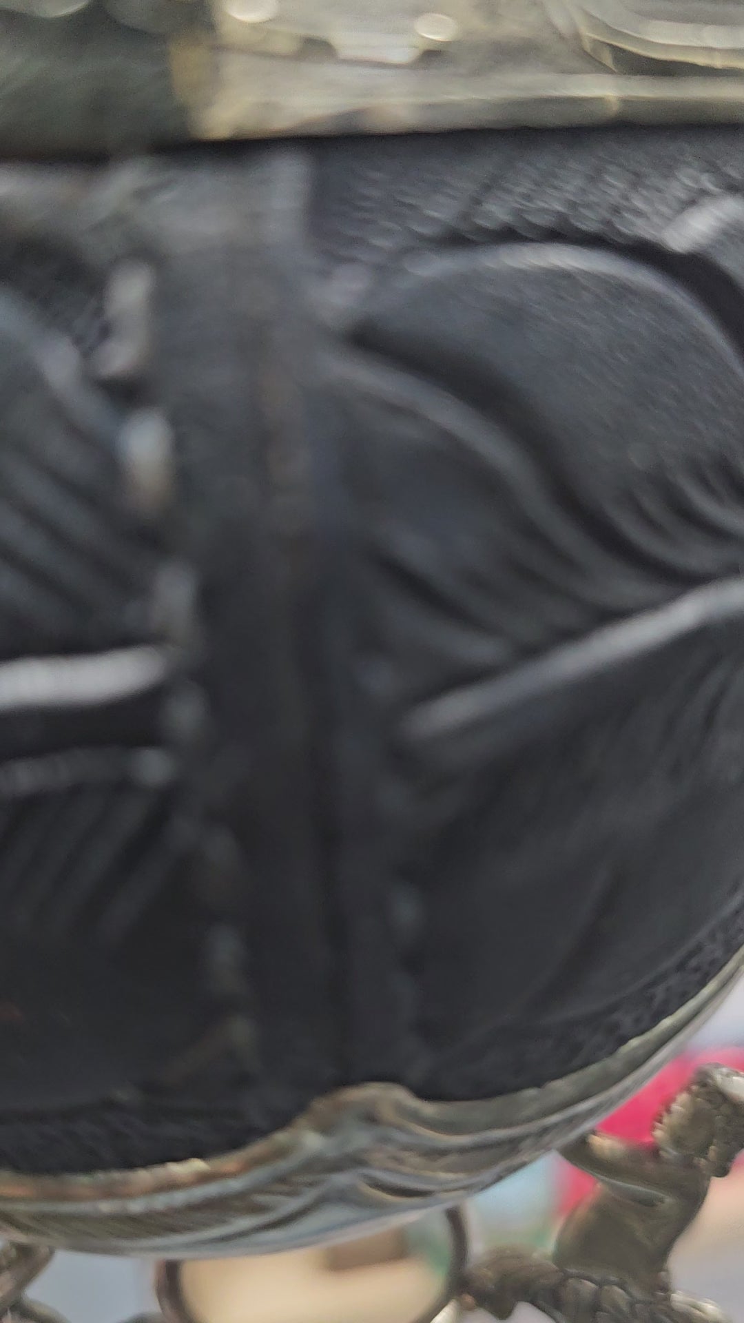 (Vidéo) Gros plan couture du cuir et ciselure.