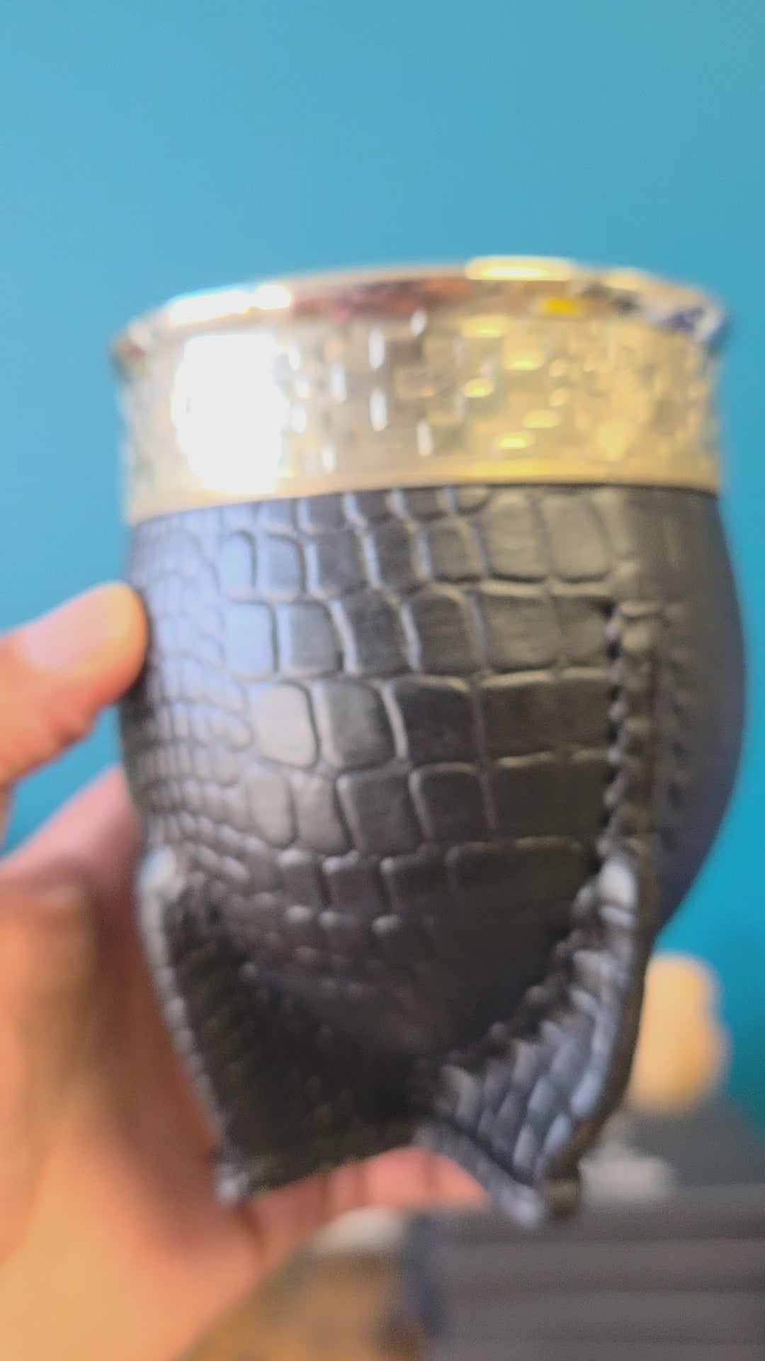 Video du mate imperial en courge cuir croco noir, virole alpaca ciselee motif pampa