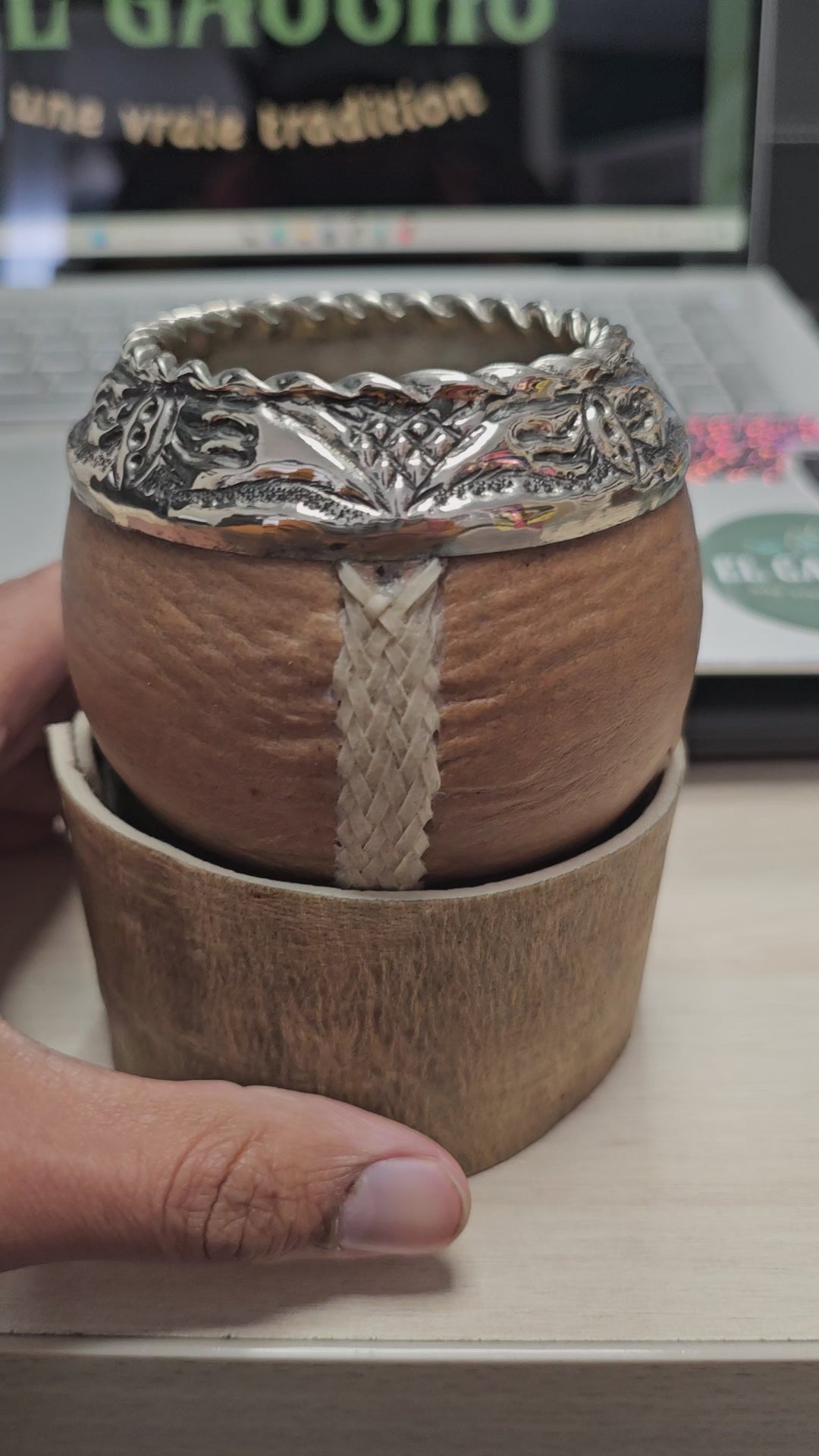 (Vidéo) Prise en main : zoom sur virole ciselée et couture tiento.