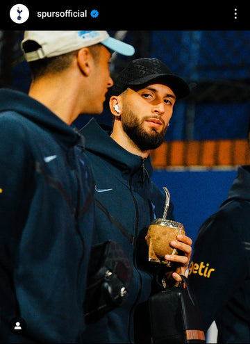 rodrigo bentancur avec sont mate en cuir brut