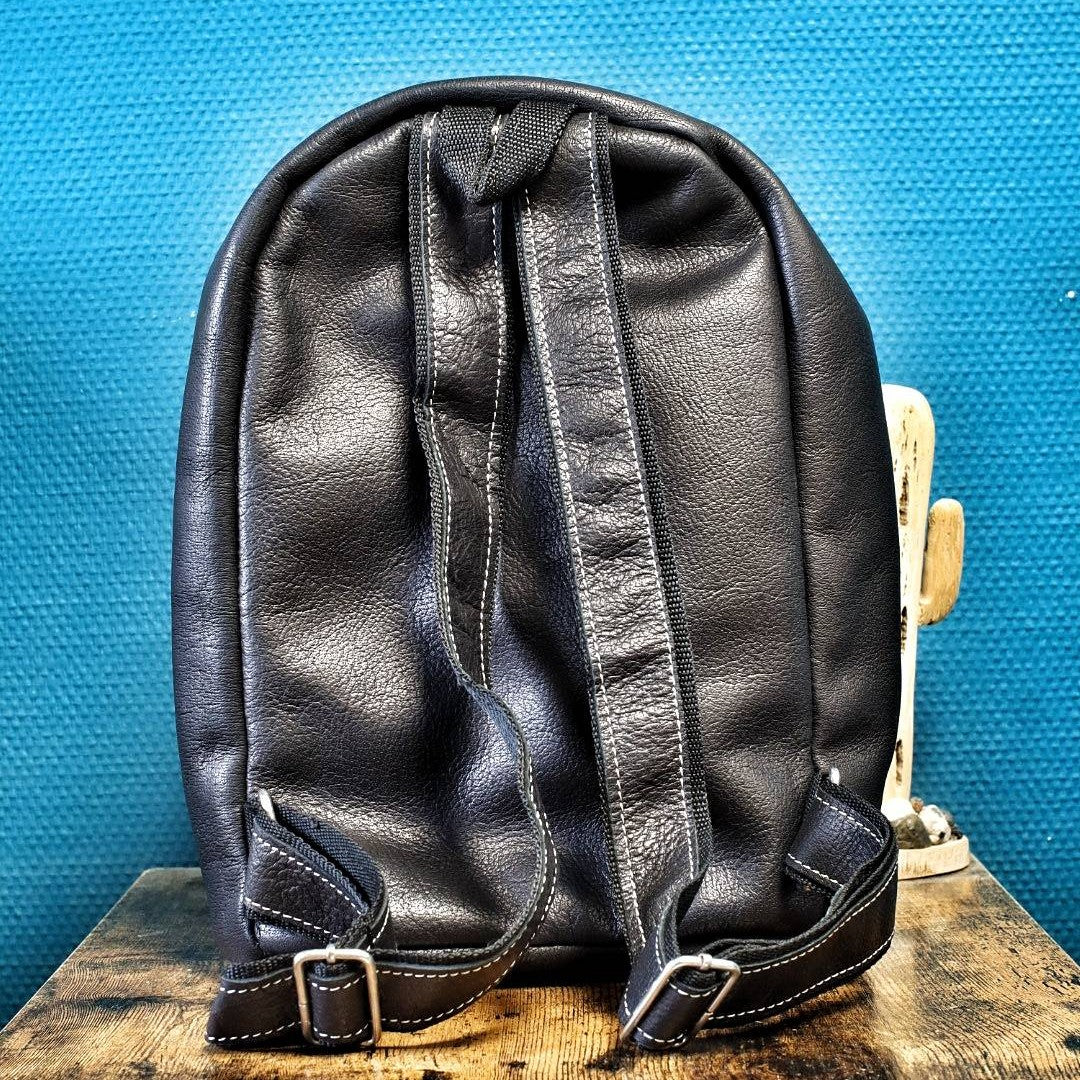 Sac à dos matero GAUCHA en cuir de buffle noir, écusson El Gaucho — vue de face
