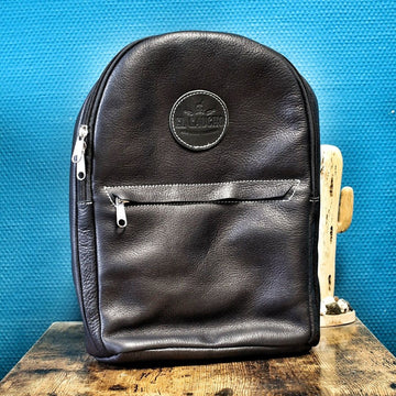 Sac à dos matero GAUCHA en cuir de buffle noir, écusson El Gaucho — vue de face