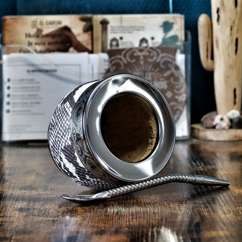 Intérieur du maté Impérial façon serpent cinta Abstraite N°10, bombilla inox à côté
