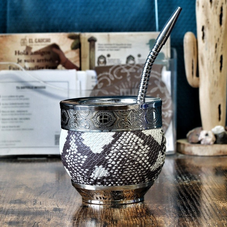 Maté Impérial Cuir Façon Serpent brun et crème, virole d'alpaca et cinta Abstraite N°11, avec sa bombilla en acier inox