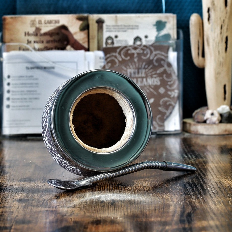Intérieur du maté Impérial façon serpent cinta Abstraite N°12, bombilla inox à côté