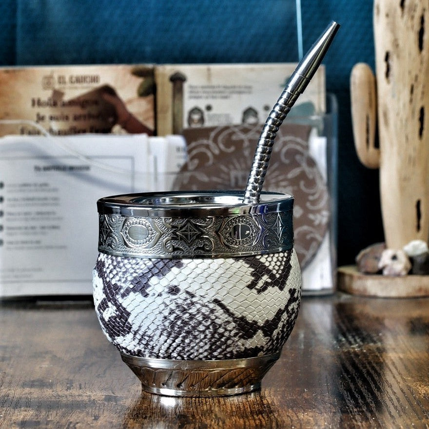 Maté Impérial Cuir Façon Serpent brun et crème, virole d'alpaca et cinta Abstraite N°6, avec sa bombilla en acier inox