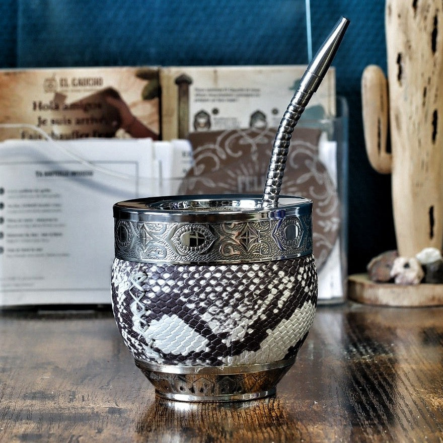 Maté Impérial Cuir Façon Serpent brun et crème, virole d'alpaca et cinta Abstraite N°9, avec sa bombilla en acier inox
