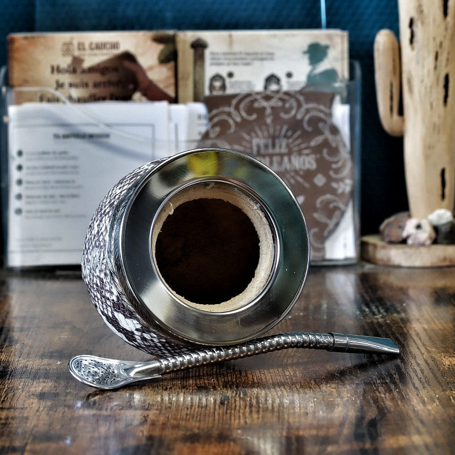 Intérieur du maté Impérial façon serpent cinta Floral N°6, bombilla inox à côté