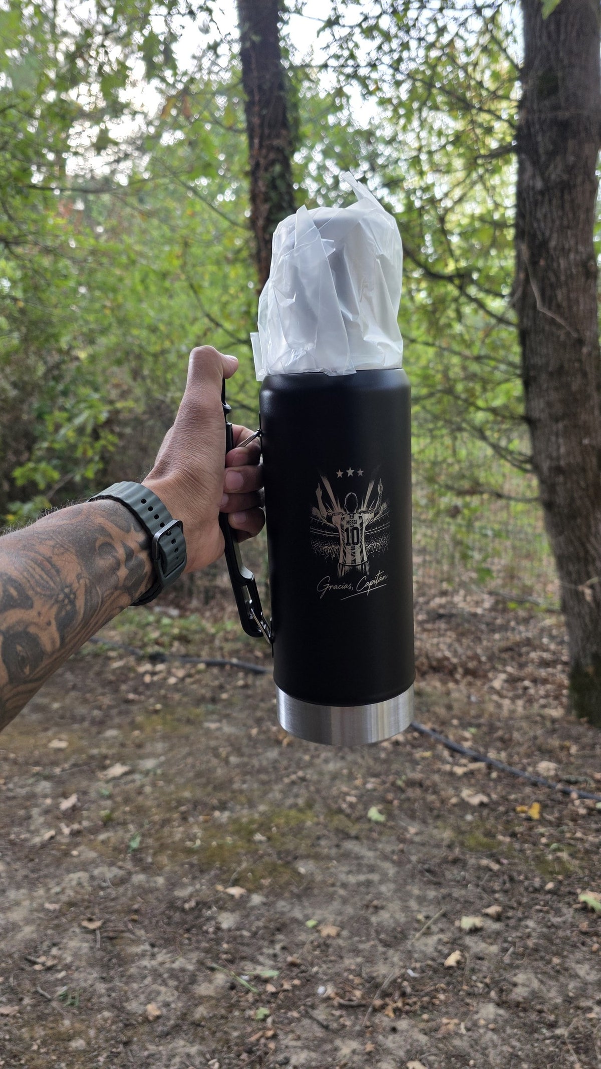 Thermo Gaucho Édition Messi « Gracias, Capitán » en extérieur, vue d'ensemble du thermos gravé