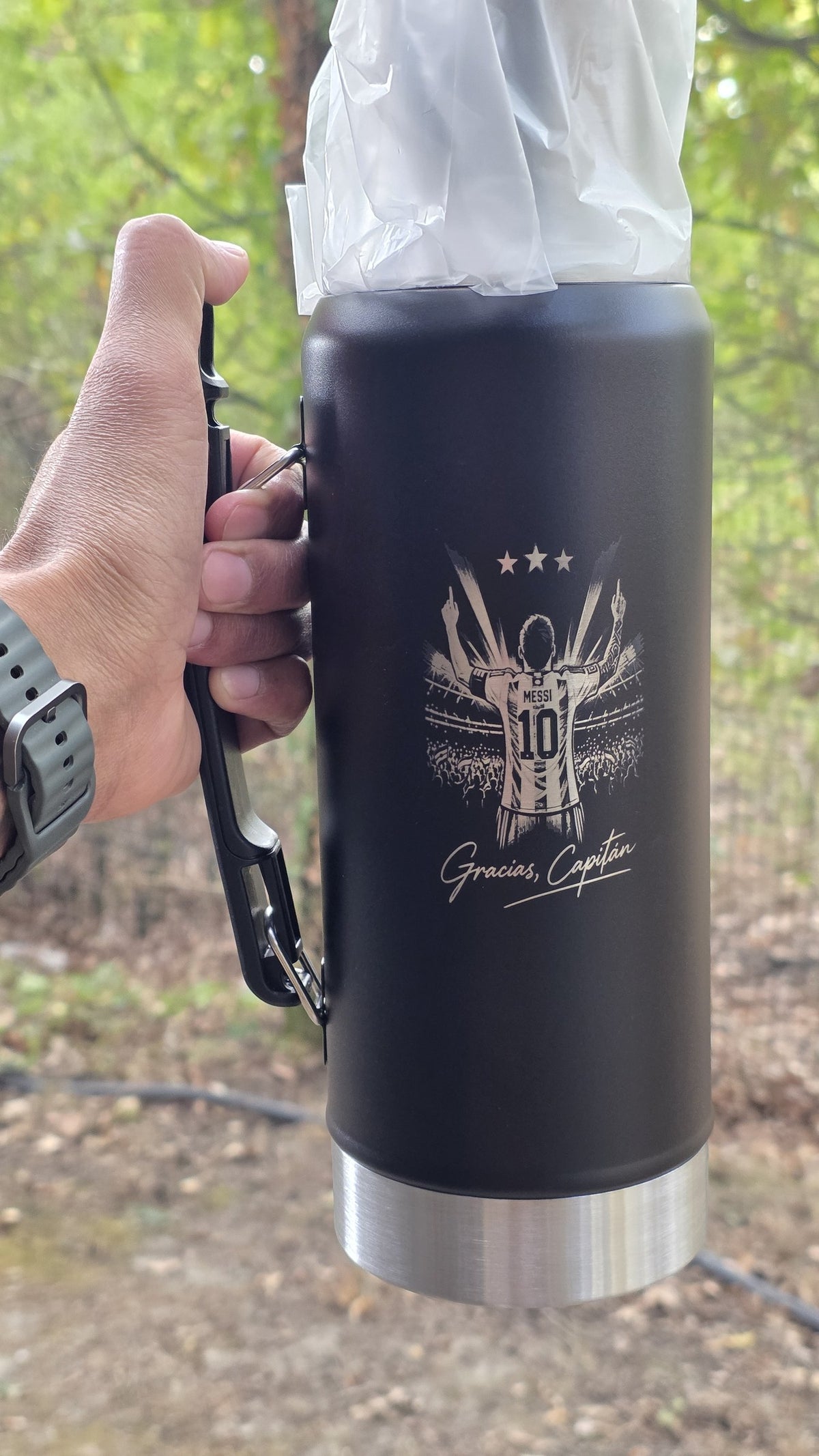 Thermo Gaucho Édition Messi tenu à la main, gravure argentée sur le thermos noir 1,2 L