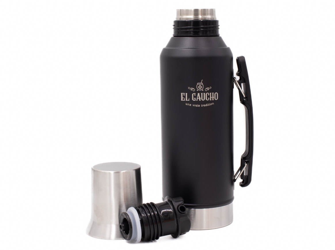 Thermos Gaucho Tradition noir avec gobelet/calebasse inox 240 ml posé à côté.