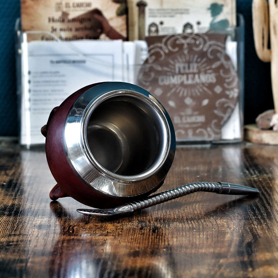 Intérieur inox double couche du Maté Torpedo Deluxe bordeaux, bombilla inox à côté