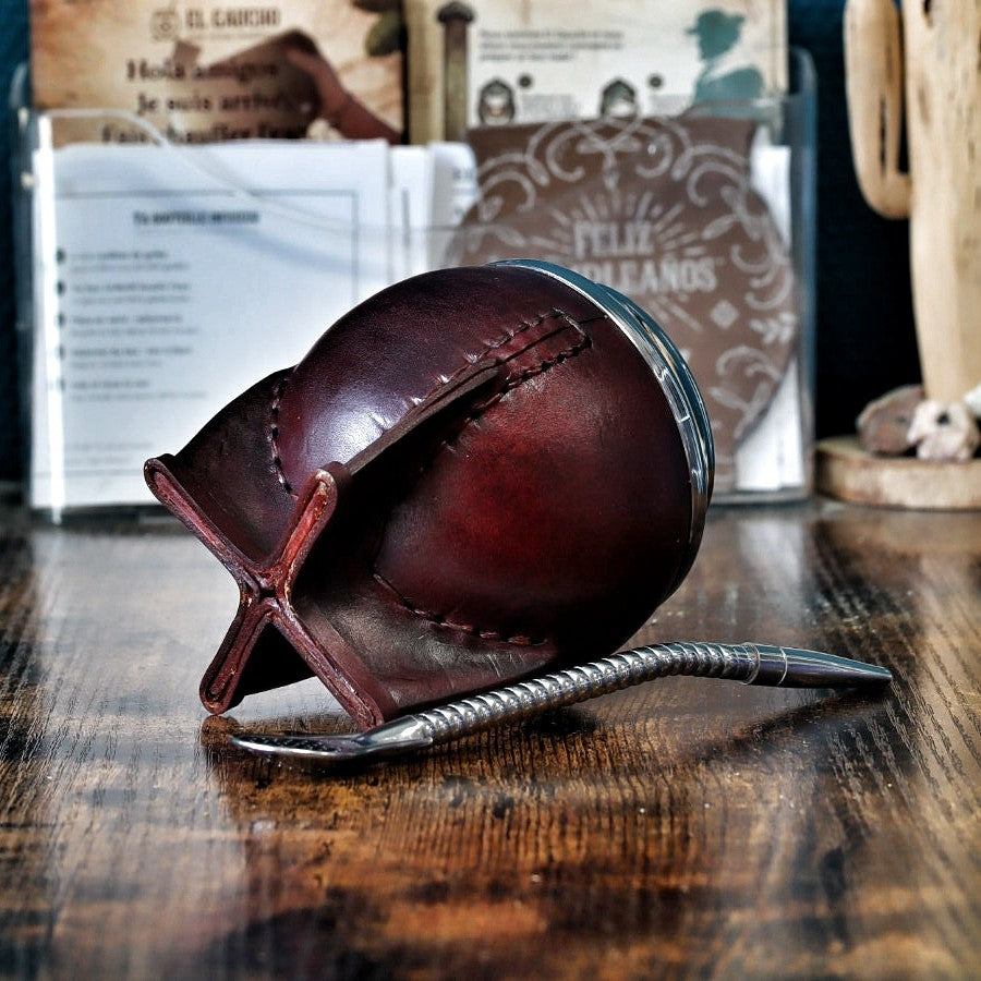 Maté Torpedo Deluxe bordeaux couché : pieds en croix et coutures en cuir faites main