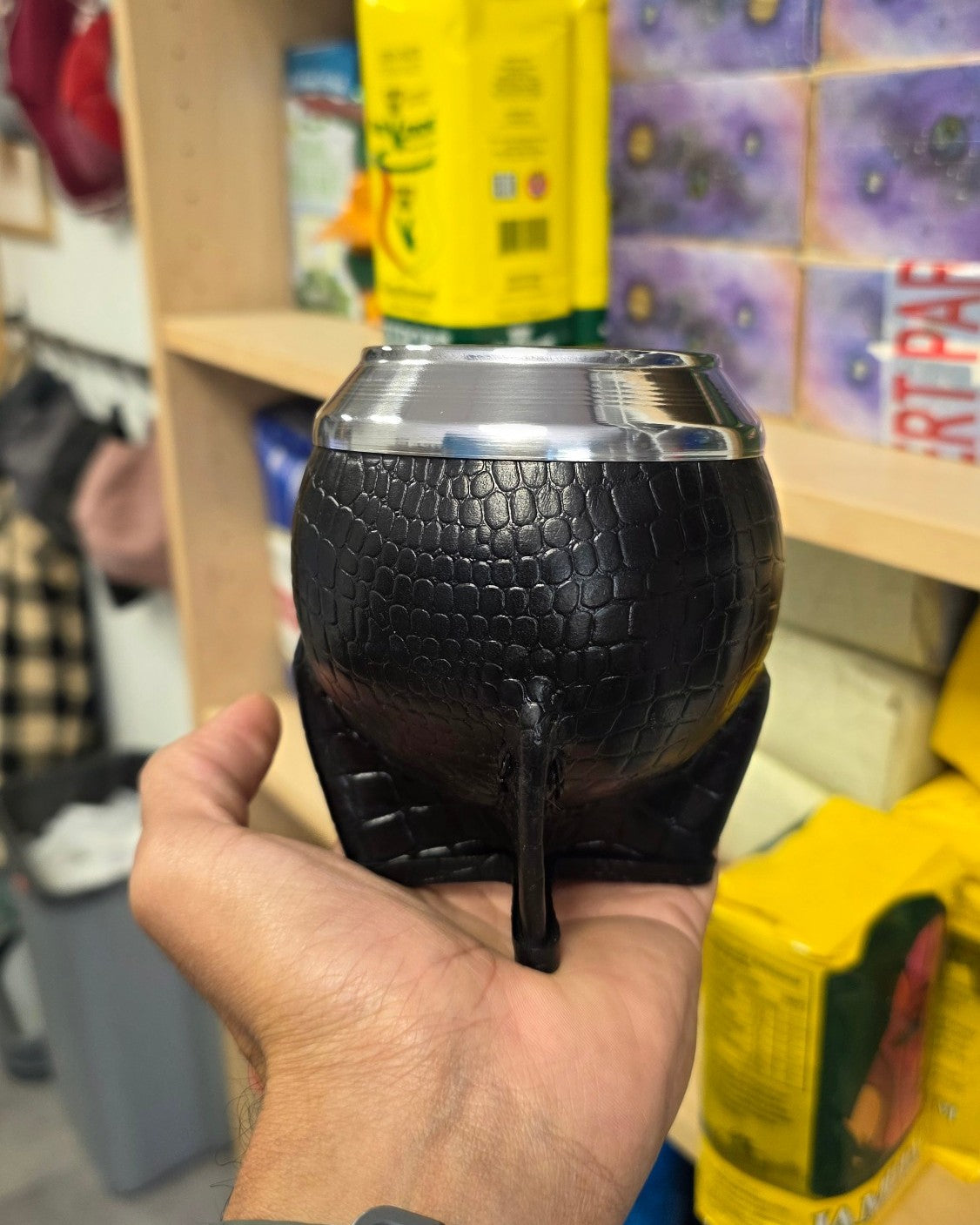 Maté Torpedo Deluxe Croco noir, cuir façon crocodile et virole en acier inox, tenu en main à l'atelier