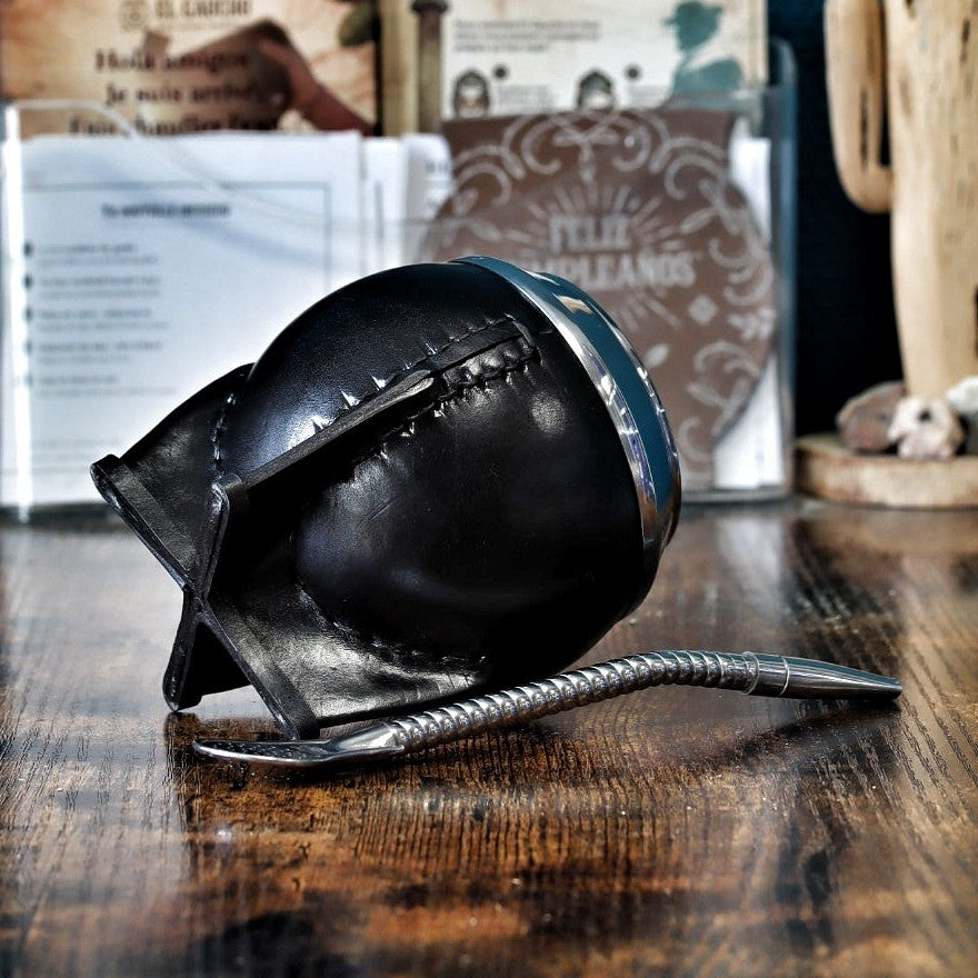 Maté Torpedo Deluxe noir couché : pieds en croix et coutures en cuir faites main