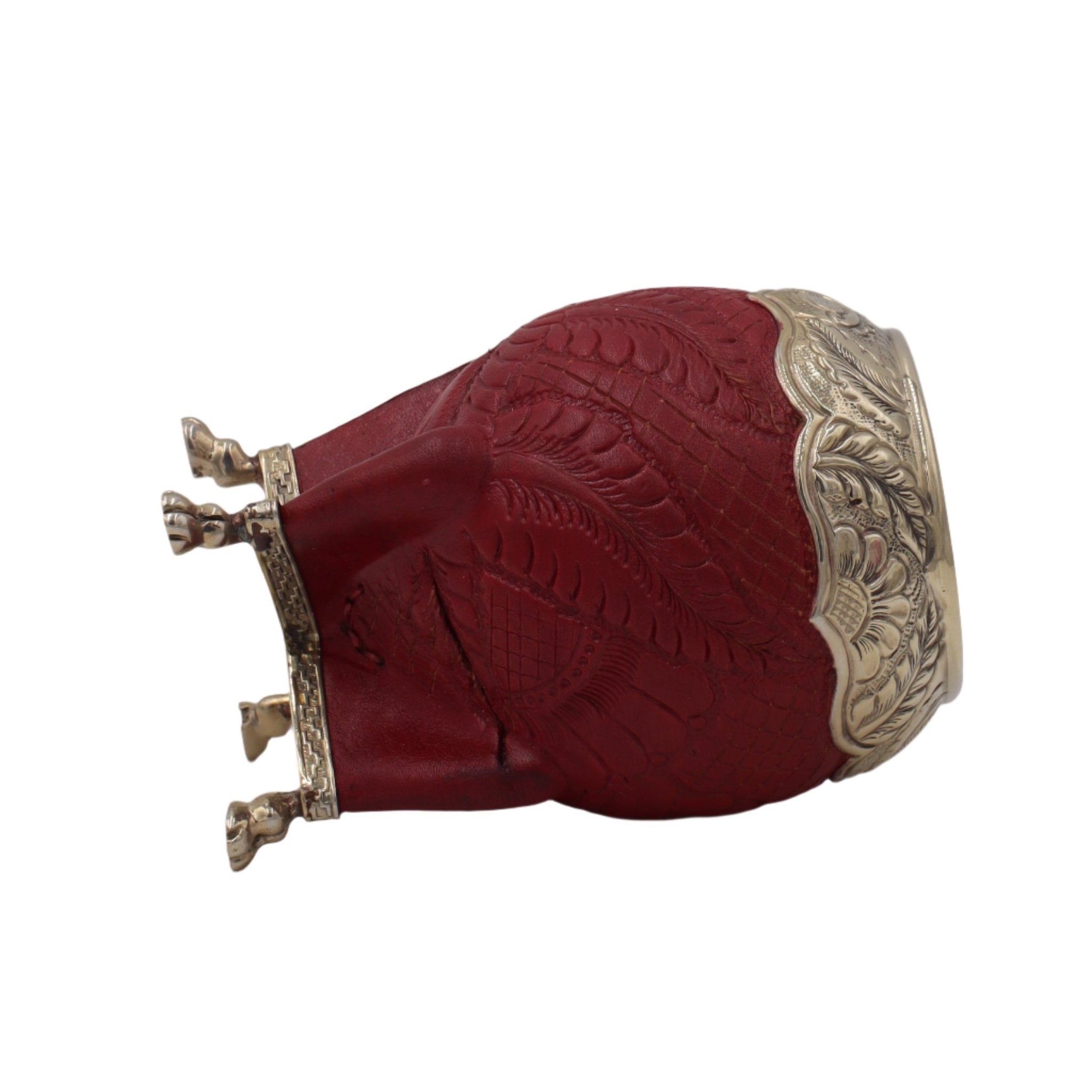 Profil couché : base pieds de chameau et cuir rouge embossé.