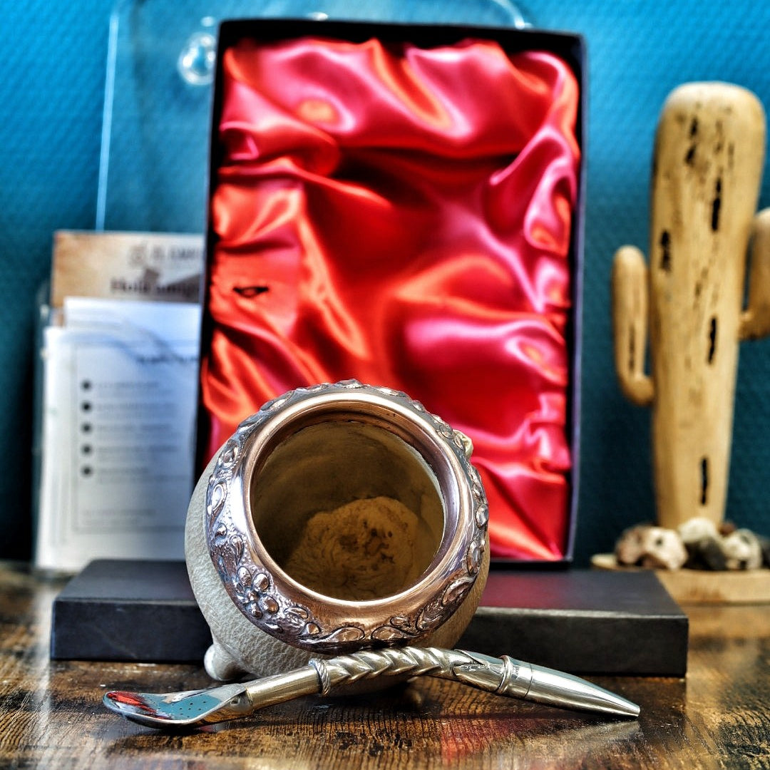 Maté Torpedo Orfebre couché, intérieur en calebasse naturelle, bombillón à filtre cuillère.