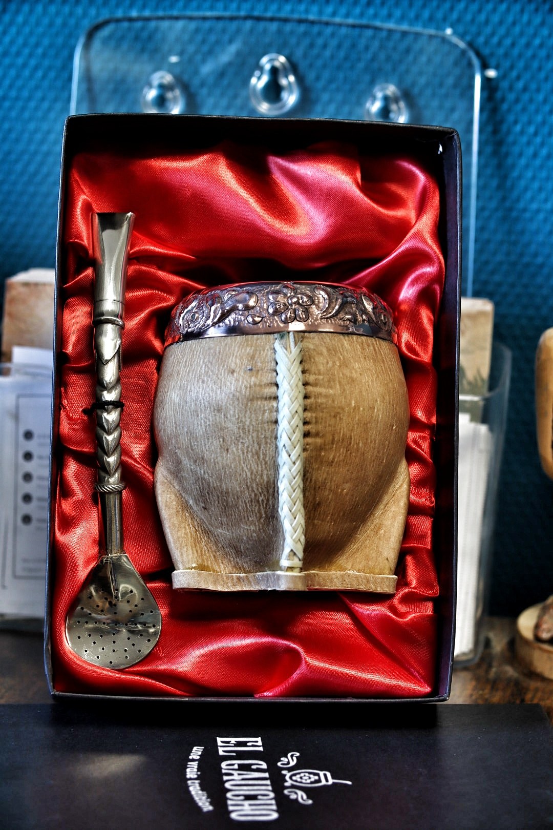 Maté Torpedo Orfebre dans son coffret rigide doublé de satin rouge avec le bombillón premium.