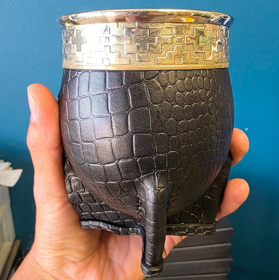Mate Imperial en courge cuir croco noir avec virole alpaca ciselee motif pampa, tenu en main