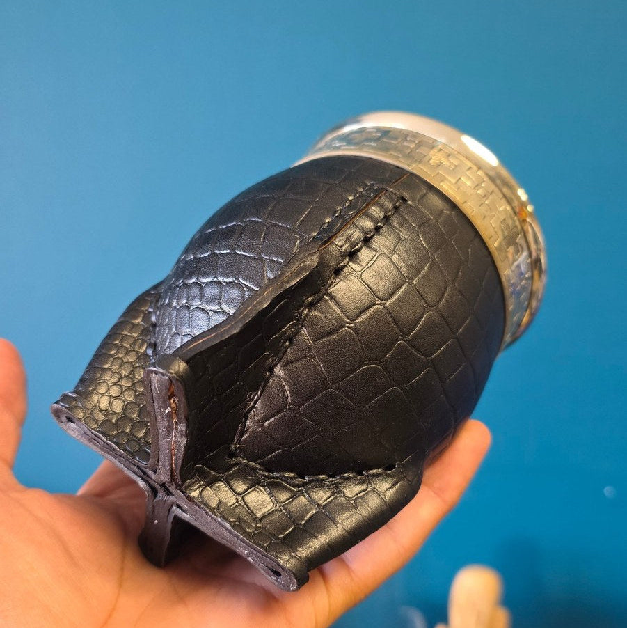 Detail du cuir facon crocodile noir et de la base du mate imperial courge