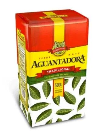 Paquet de yerba maté Aguantadora Tradicional 500g, design rouge et jaune avec motifs de feuilles, issue de la coopérative Monte Carlo en Argentine