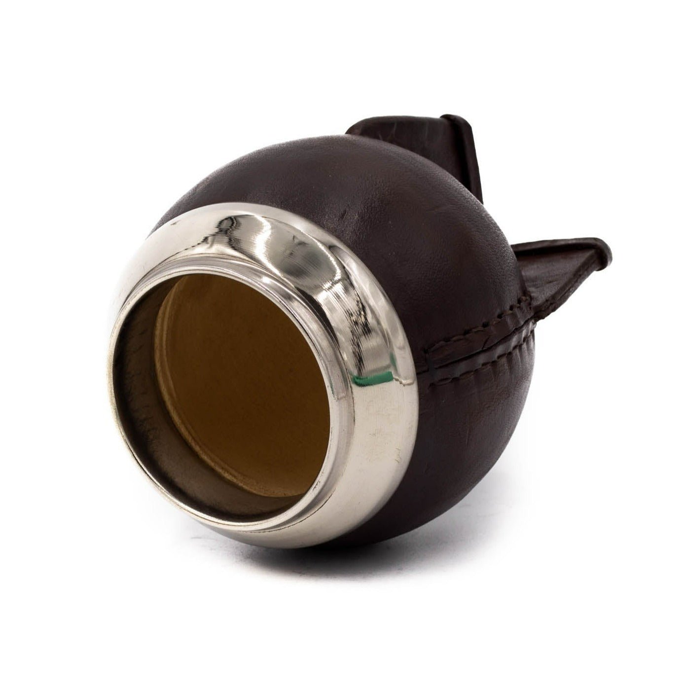 calebasse torpedo marron couchée, gros plan sur la virole